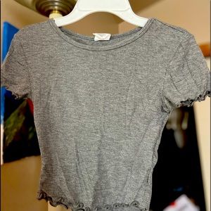 Gray cropped basic t-shirt